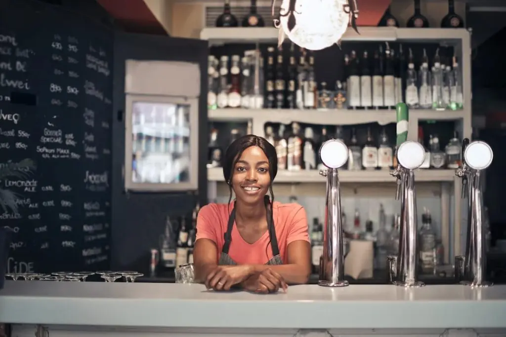 Blog - Fișa postului de barman - ce competente sunt necesare și ce atribuții există pentru acest job - Work-finder.eu