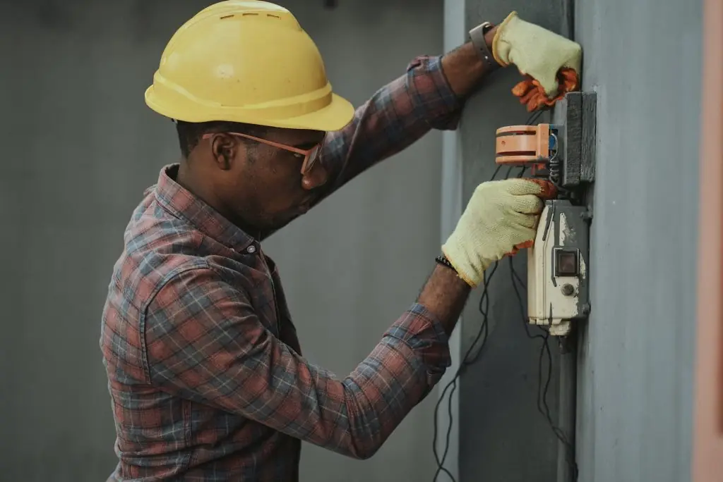 Blog - meseria de electrician cover - International Work Finder