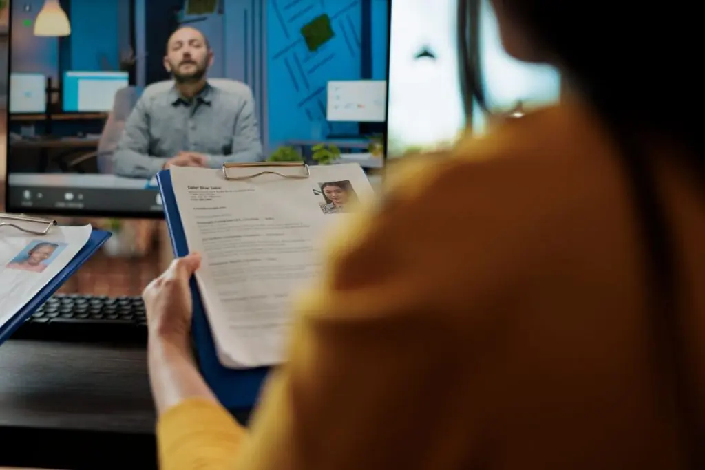 Blog IWF - 1. Tipuri de CV pentru angajarea candidaților cu experiență practică - Femeie cu CV