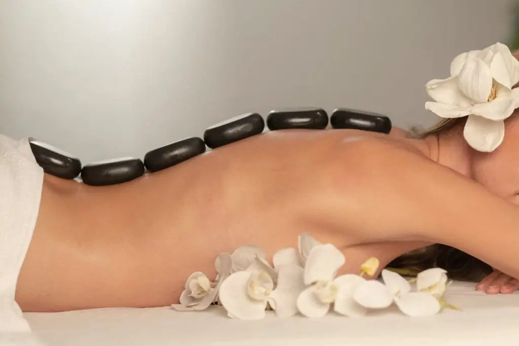 Blog - 3. Tipuri de masaj de relaxare-masaj cu pietre calde